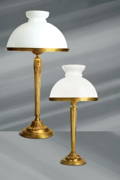 Grande Lampe De Style Louis XVI Avec Abat-jour En Verre Opale Et Bombé
