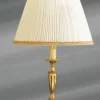 Lampe De Style Louis XVI En Bronze Massif Doré Avec Grand Abat-jour Blanc Plissé Et Galonné